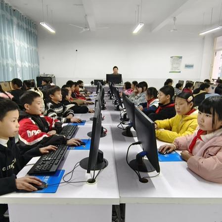 Wie hat Sun Haiqing aus Jiangsu Jutian die Bildung in seiner Heimatstadt durch Computerspenden gestärkt?